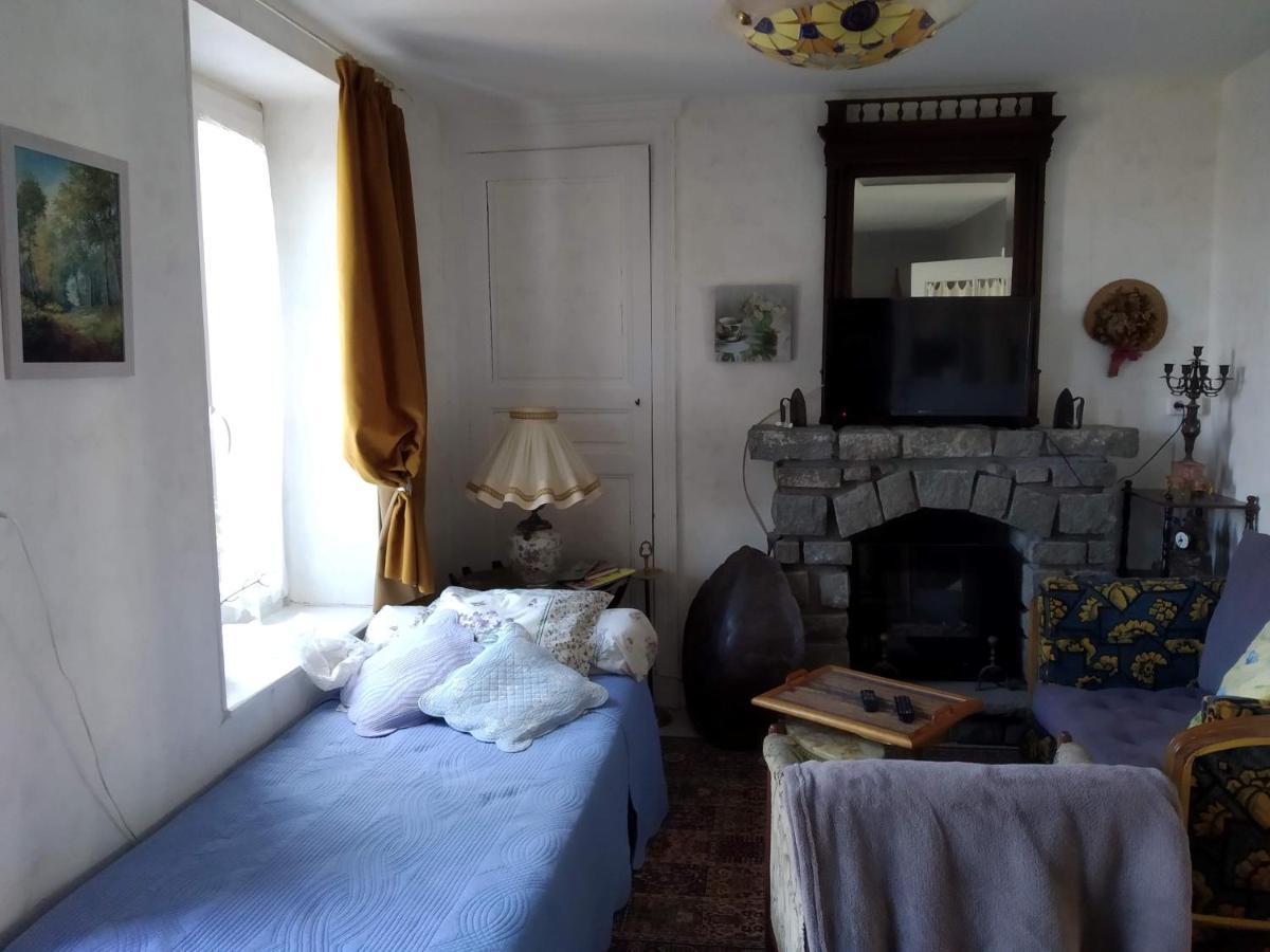 La Longere Des Gillettes Bed & Breakfast Bezenet Exterior photo
