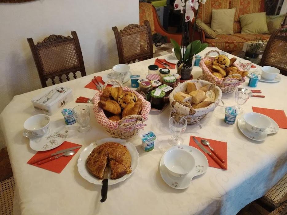 La Longere Des Gillettes Bed & Breakfast Bezenet Exterior photo